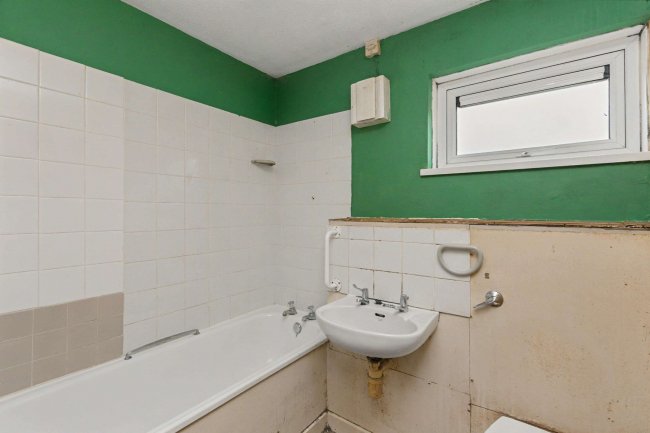 2 The Wharfe, Bedford, Bedfordshire, MK41 7XP 6