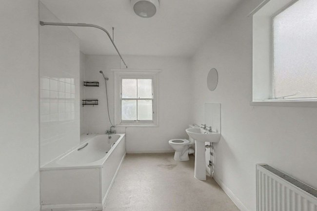 72b Minford Gardens, London W14 0AP 5