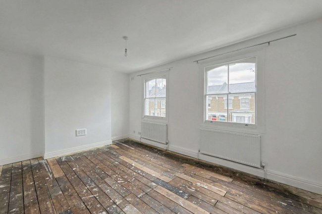 72b Minford Gardens, London W14 0AP 5
