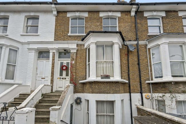 72b Minford Gardens, London W14 0AP 5