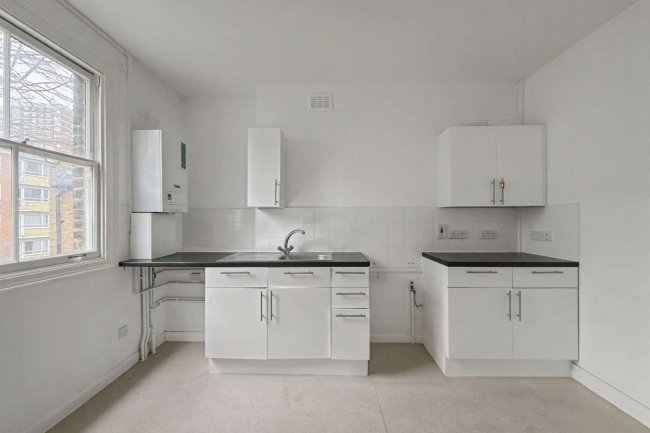 72b Minford Gardens, London W14 0AP 5