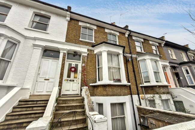72b Minford Gardens, London W14 0AP 5