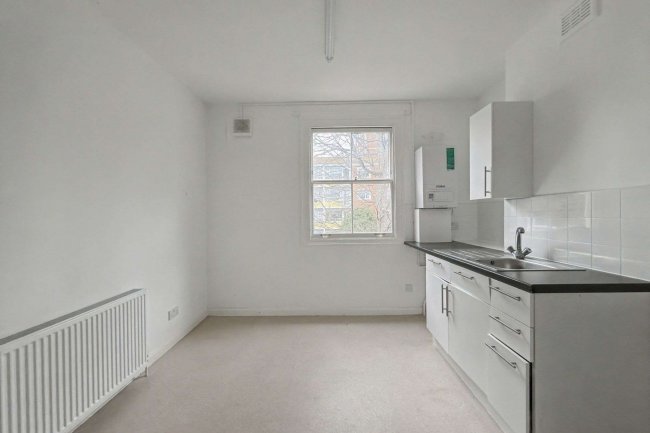 72b Minford Gardens, London W14 0AP 5