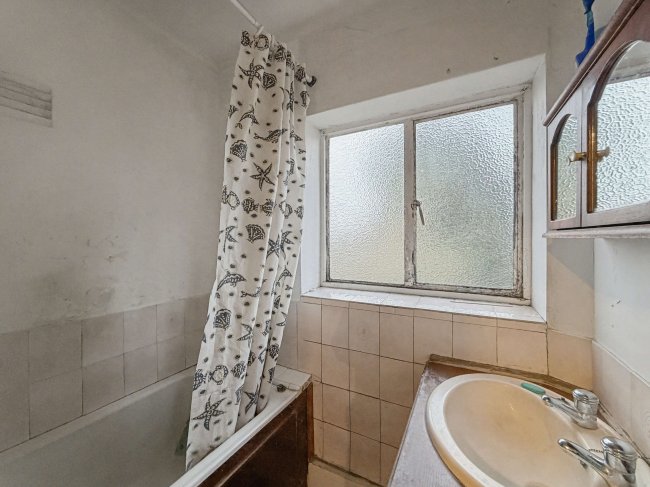 12 Chigwell Lane, Loughton, Essex, IG10 3RW 8