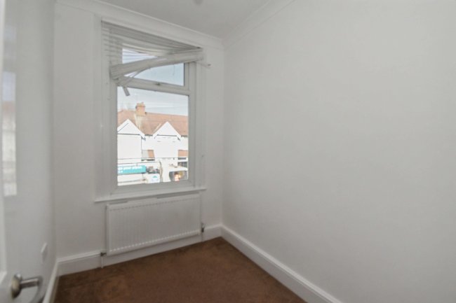 33 Hampton Road, Chingford, London, E4 8NH 2
