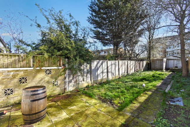 33 Hampton Road, Chingford, London, E4 8NH 2
