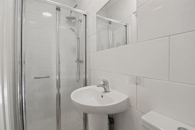 33 Hampton Road, Chingford, London, E4 8NH 2