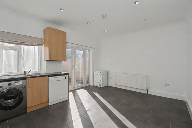 33 Hampton Road, Chingford, London, E4 8NH 2