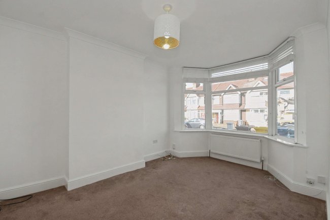 33 Hampton Road, Chingford, London, E4 8NH 2