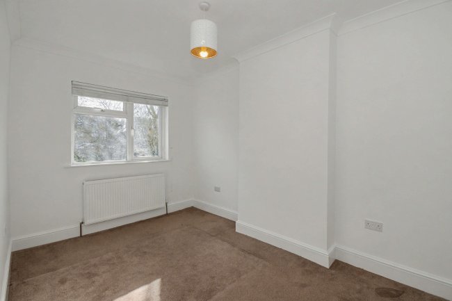 33 Hampton Road, Chingford, London, E4 8NH 2