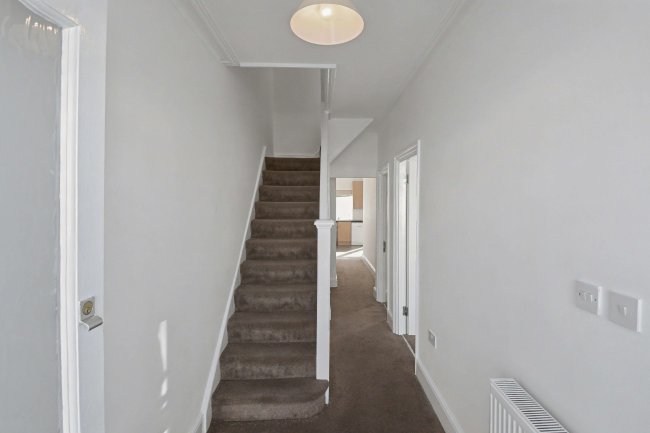 33 Hampton Road, Chingford, London, E4 8NH 2