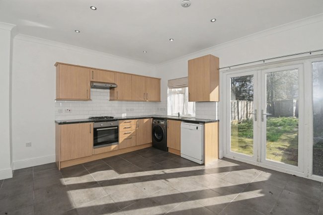 33 Hampton Road, Chingford, London, E4 8NH 2