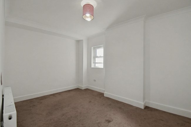 33 Hampton Road, Chingford, London, E4 8NH 2