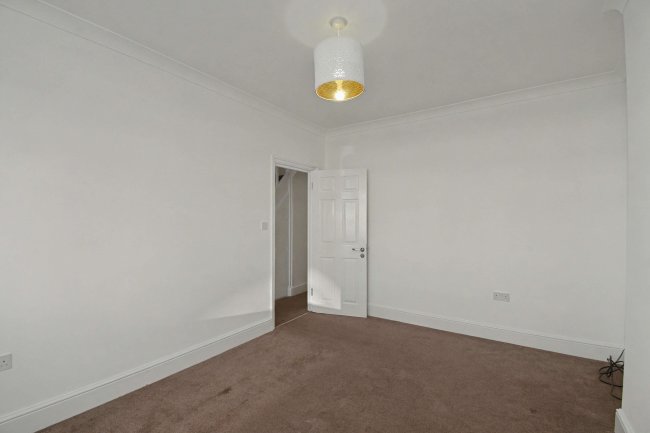 33 Hampton Road, Chingford, London, E4 8NH 2
