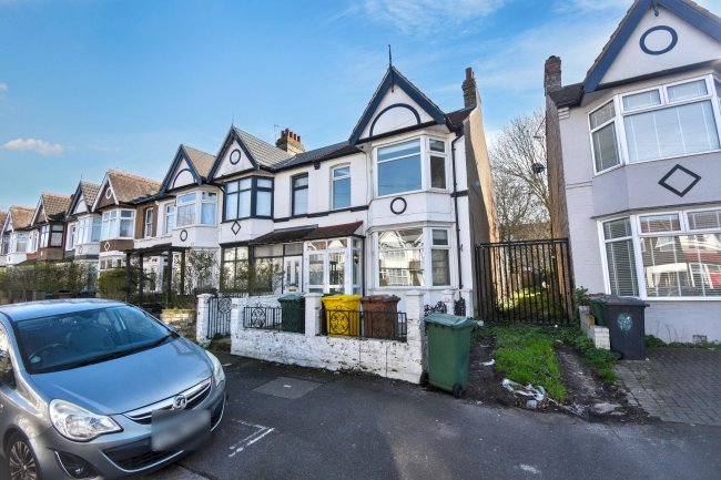 33 Hampton Road, Chingford, London, E4 8NH 2