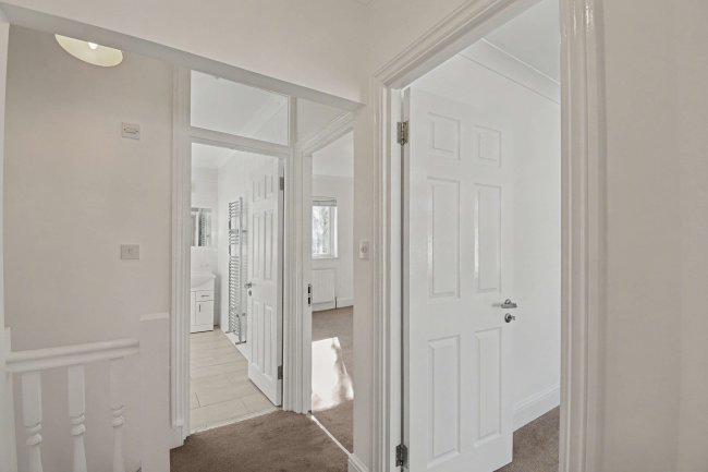 33 Hampton Road, Chingford, London, E4 8NH 2