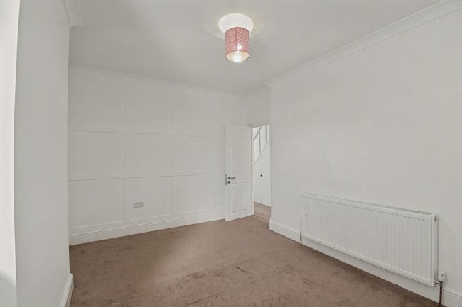 33 Hampton Road, Chingford, London, E4 8NH 2