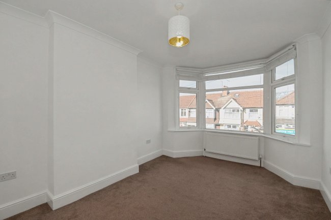33 Hampton Road, Chingford, London, E4 8NH 2