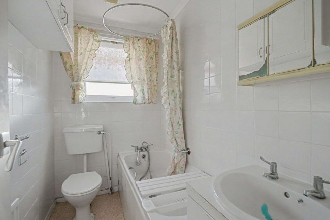 9 Dugdell Close, Ferndown, Dorset BH22 8BQ 4
