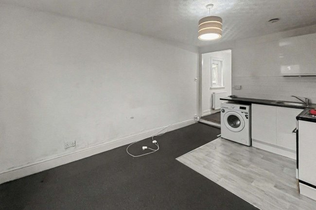 Flat 2, 7 Dunheved Road South Thornton Heath CR7 6AD 8