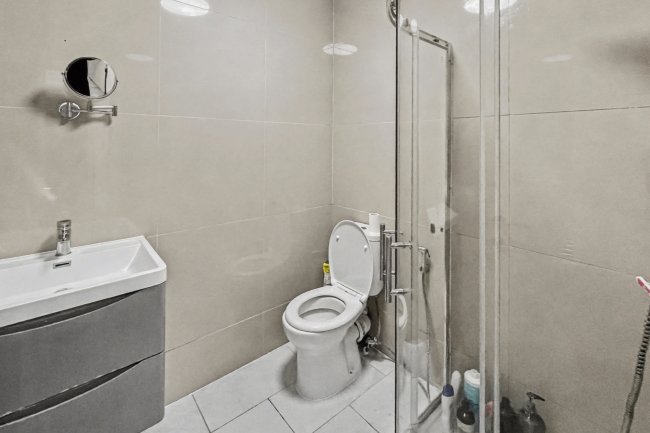 22 Woodcote Road, Wallington SM6 0NN 5