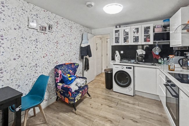 22 Woodcote Road, Wallington SM6 0NN 5