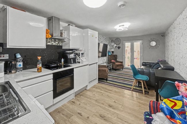 22 Woodcote Road, Wallington SM6 0NN 5