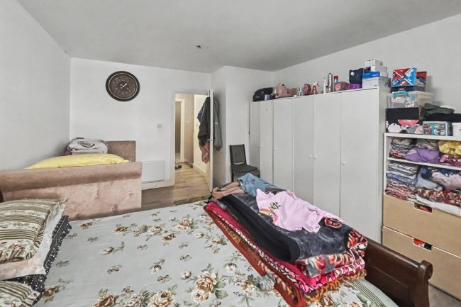 22 Woodcote Road, Wallington SM6 0NN 5