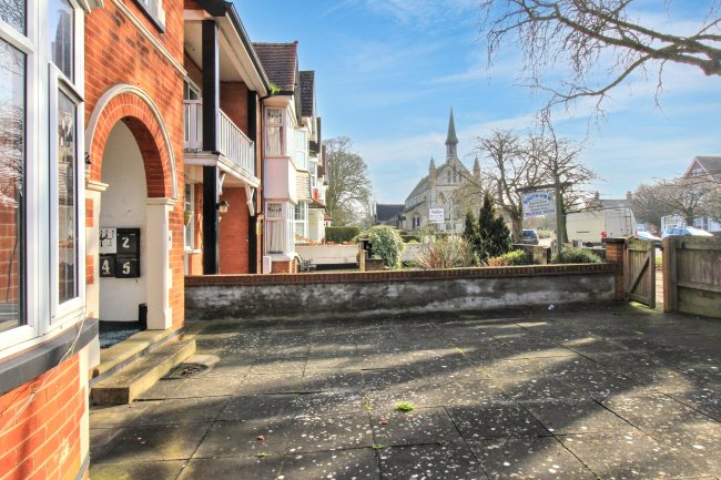 Flats 1-5, 15 Scarborough Avenue, Skegness PE25 2SZ 10