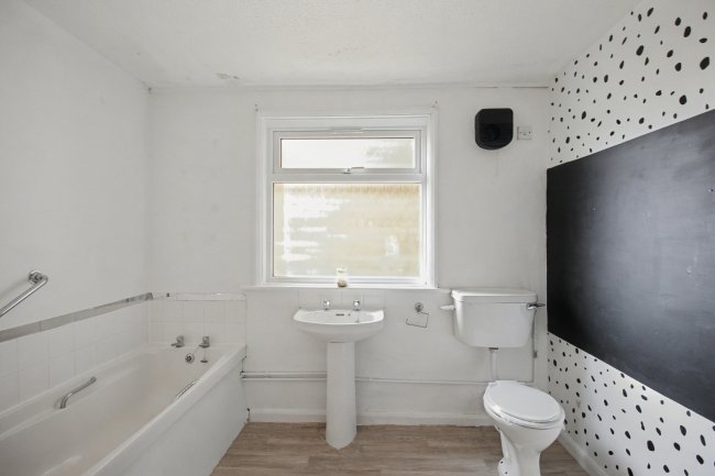 Flats 1-5, 15 Scarborough Avenue, Skegness PE25 2SZ 10