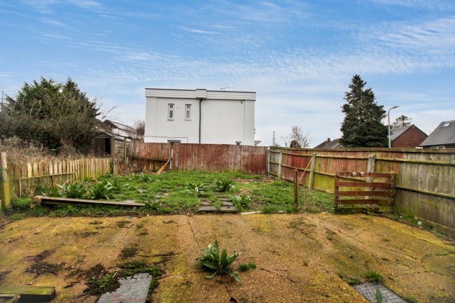 4 Wigton Road, Romford, RM3 9HD 8