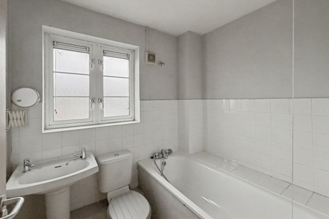 4 Wigton Road, Romford, RM3 9HD 8