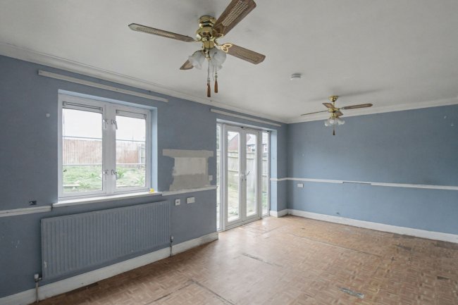 4 Wigton Road, Romford, RM3 9HD 8