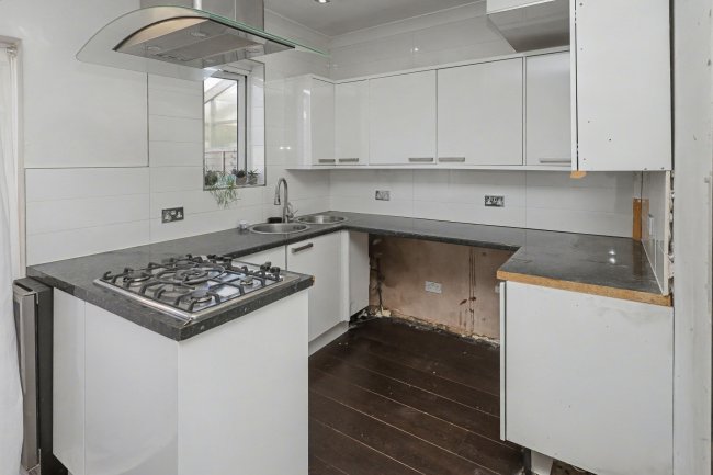118 Lodge Crescent, Waltham Cross, Hertfordshire, EN8 8BJ 2