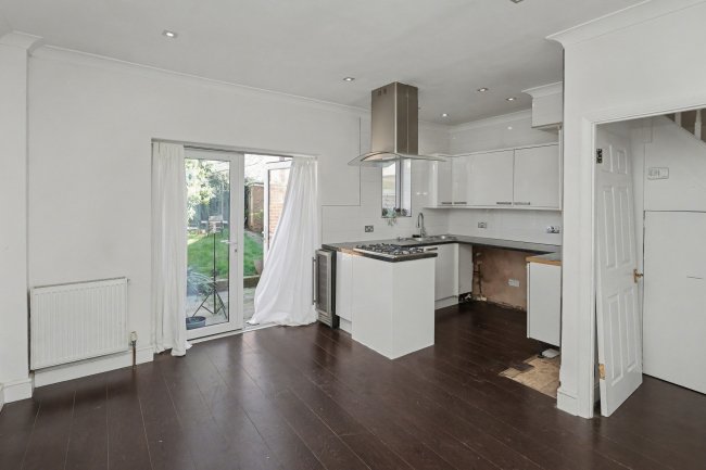 118 Lodge Crescent, Waltham Cross, Hertfordshire, EN8 8BJ 2