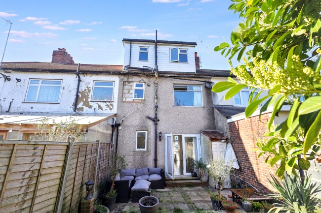 118 Lodge Crescent, Waltham Cross, Hertfordshire, EN8 8BJ 2