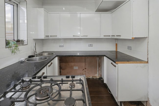 118 Lodge Crescent, Waltham Cross, Hertfordshire, EN8 8BJ 2