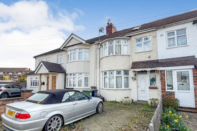 118 Lodge Crescent, Waltham Cross, Hertfordshire, EN8 8BJ 2