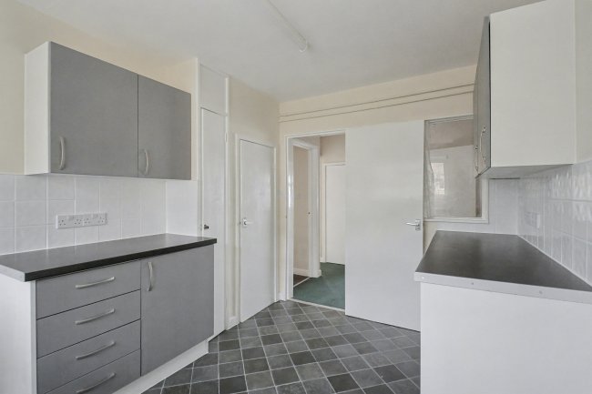 136 East Weare Road, Portland, DT5 1EX 2