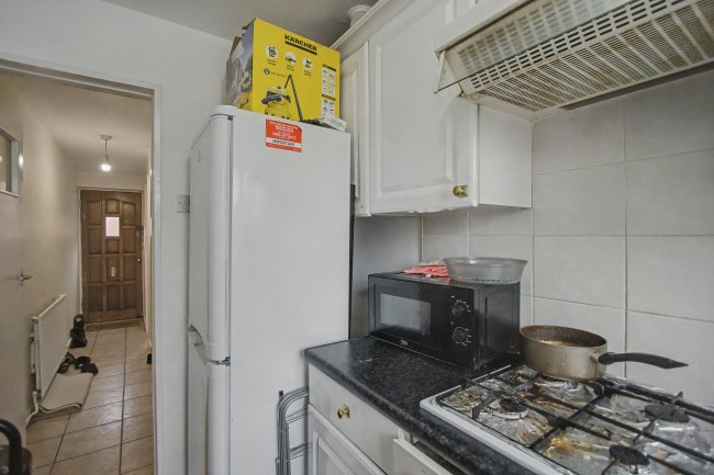 2B Truro Road, Wood Green, London N22 8EL 1