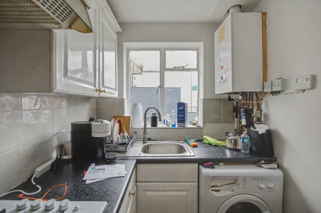 2B Truro Road, Wood Green, London N22 8EL 1