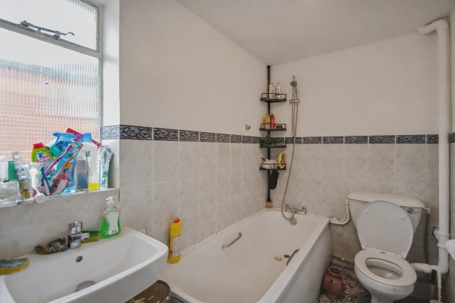 2B Truro Road, Wood Green, London N22 8EL 1