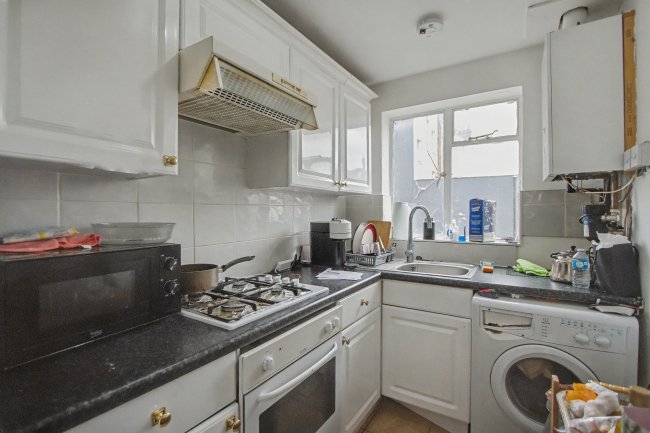 2B Truro Road, Wood Green, London N22 8EL 1