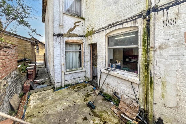 1 Cromwell Street, Hounslow TW3 3LQ 4