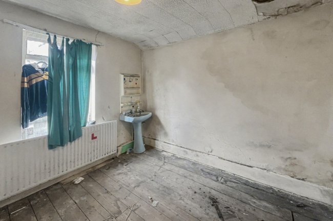 1 Cromwell Street, Hounslow TW3 3LQ 4