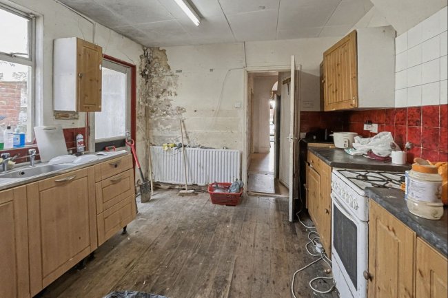 1 Cromwell Street, Hounslow TW3 3LQ 4