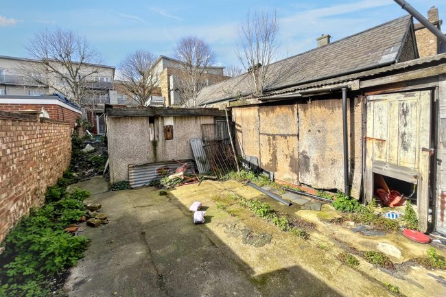 1 Cromwell Street, Hounslow TW3 3LQ 4