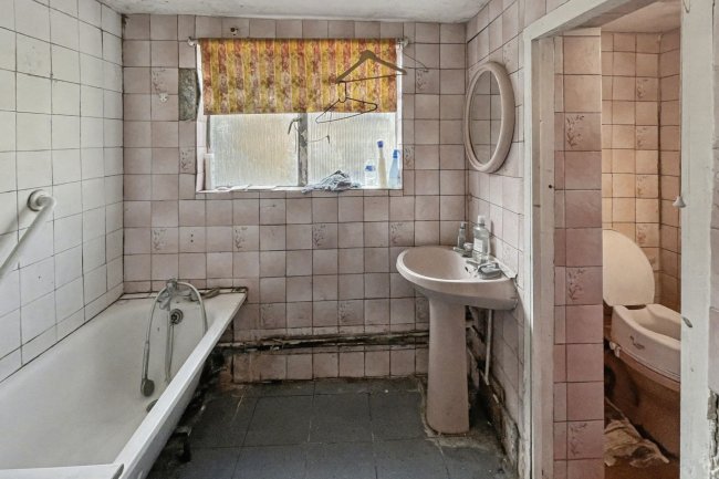 1 Cromwell Street, Hounslow TW3 3LQ 4