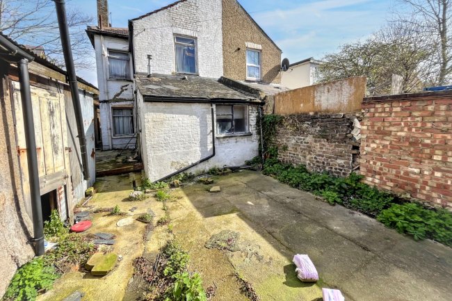 1 Cromwell Street, Hounslow TW3 3LQ 4