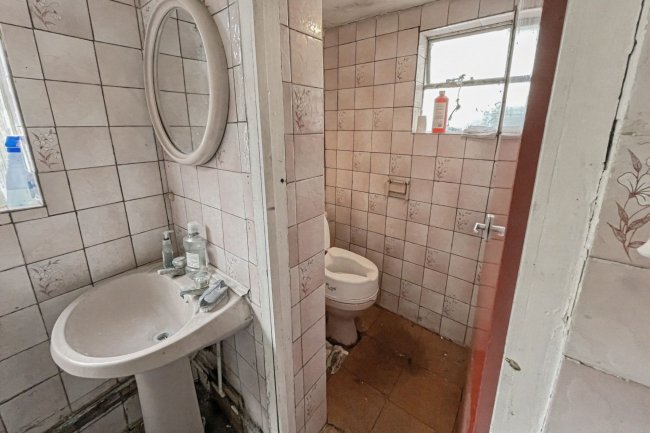 1 Cromwell Street, Hounslow TW3 3LQ 4